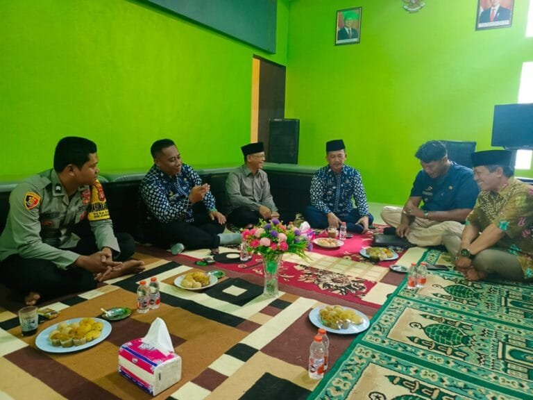 Pastikan Tepat Sasaran, Polsek Cimaragas Polres Ciamis Ikuti Rapat Akhir Pelaksanaan Rehab Kantor Desa Beber