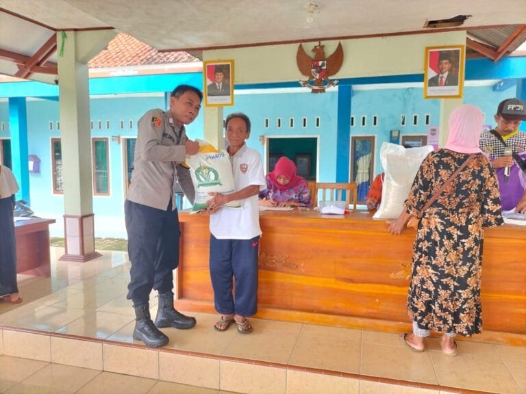Polsek Lakbok Polres Ciamis Awasi Distribusi Beras Bapanas ke Warga Desa Bantardawa