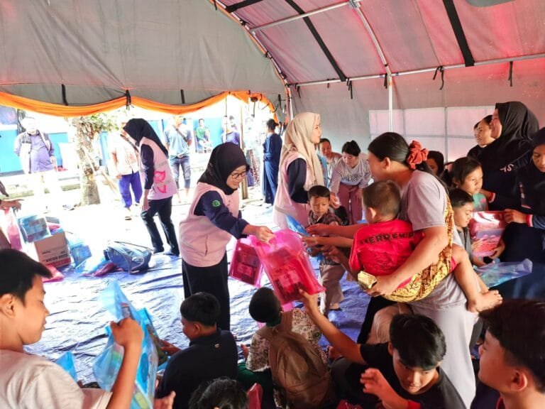 Srikandi PLN Jabar dan YBM Gelar Trauma Healing dan Pemeriksaan Kesehatan Gratis bagi Korban Bencana Sukabumi