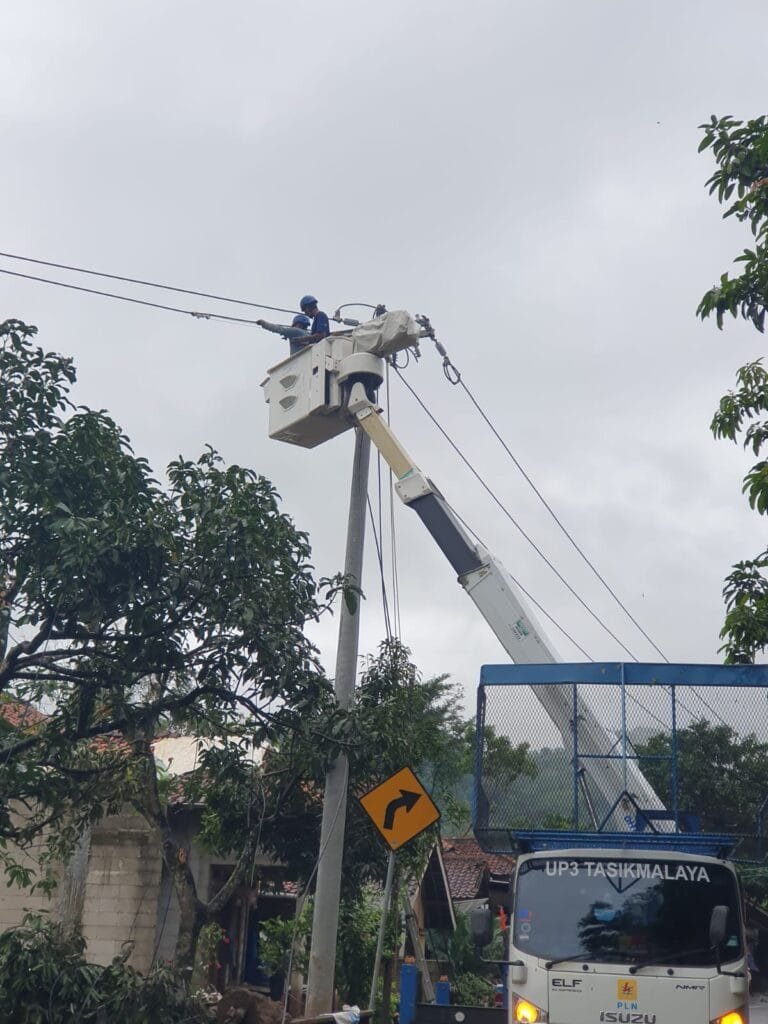 PDKB PLN UP3 Tasikmalaya Bergerak Bantu Pulihkan Sistem Kelistrikan Sukabumi Pasca Bencana