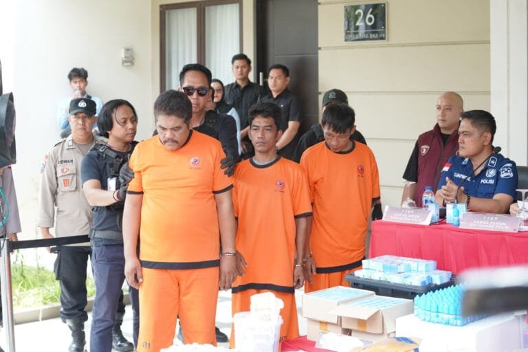 Polda Jabar Ungkap Clandestine Lab Happy Water dan Liquid Narkotika di Buah Batu, Kabupaten Bandung