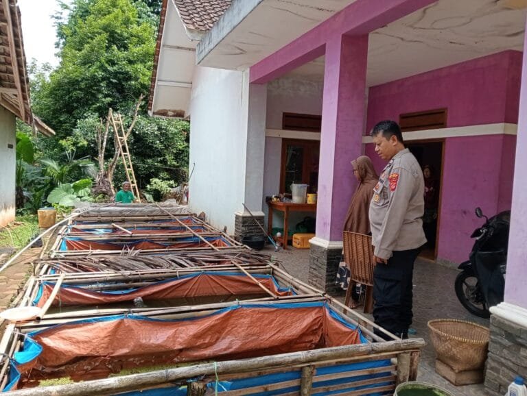 Dukung Program Asta Cita Presiden RI, Polsek Sukadana Ajak Warga Ciparigi Buat Lahan Produktif