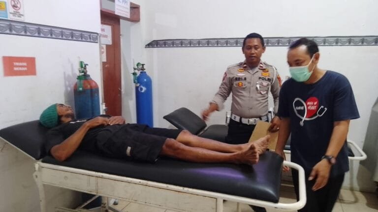 Avanza Cium Buntut Carry, Pengemudi Carry Luka Ringan Dibawa ke Puskesmas