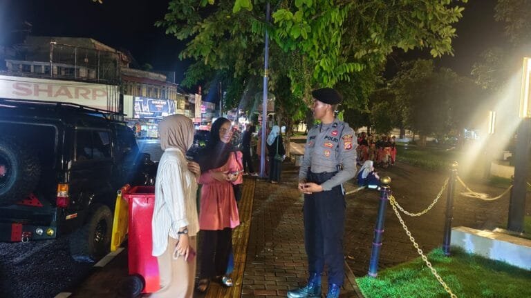 Samapta Polres Ciamis Patroli Jalan Kaki Saat Malam di Alun Alun Ciamis Beri Imbauan Kamtibmas