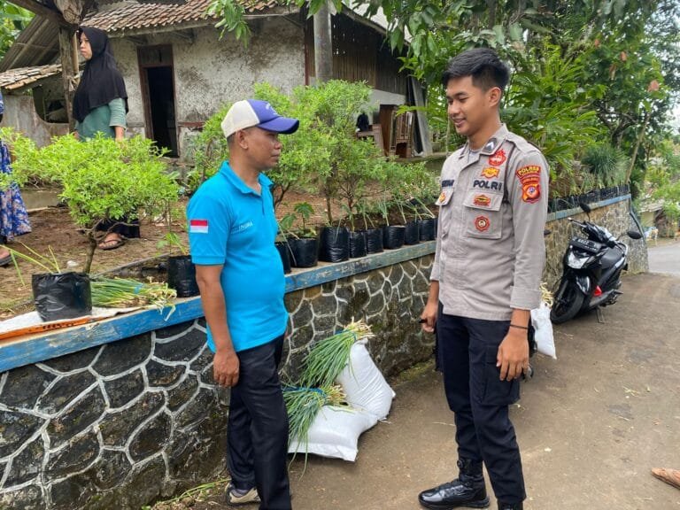 Bhabinkamtibmas Desa Sukawening Perkuat Silaturahmi dan Keamanan Lingkungan Melalui Sambang Humanis