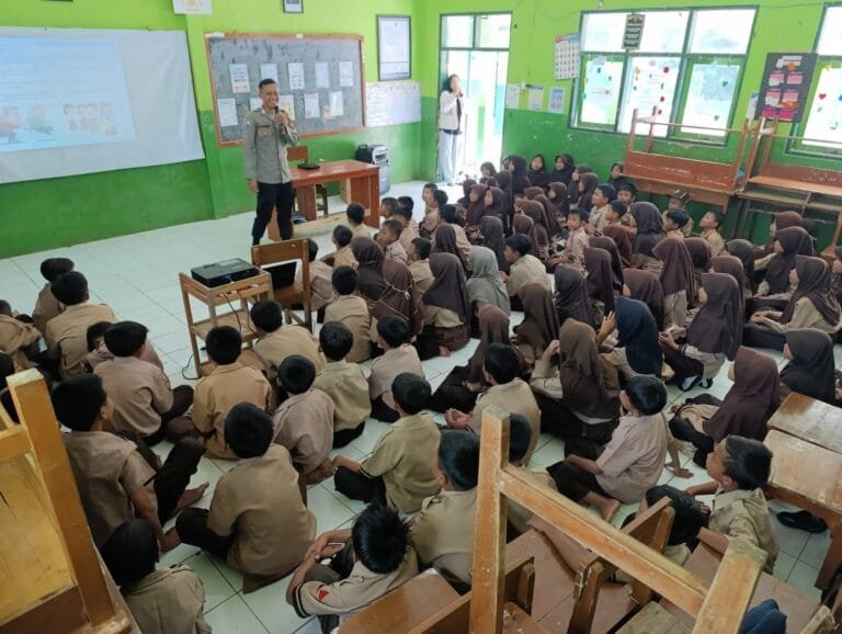 Ps. Panit Binmas Polsek Cikoneng Beri Pembinaan dan Pengasuhan kepada Siswa SDN 3 Sindangsari