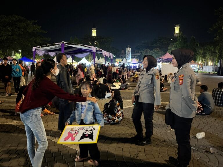 Humanis, Polwan Polres Ciamis Patroli Jalan Kaki Beri Imbauan Kamtibmas ke Warga di Alun Alun Ciamis