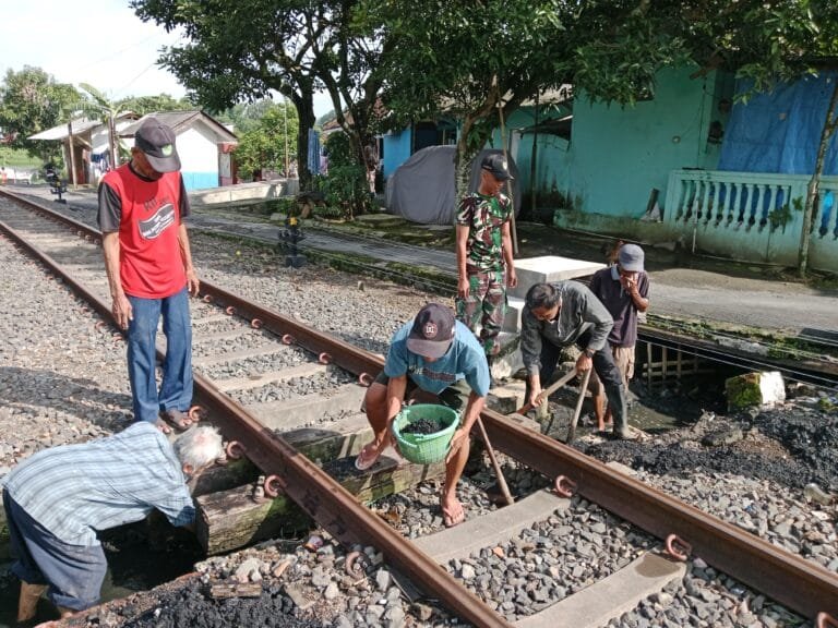 Babinsa Koramil 1202/Indihiang Pimpin Gotong Royong Warga Sirnagalih Bersihkan Saluran Air