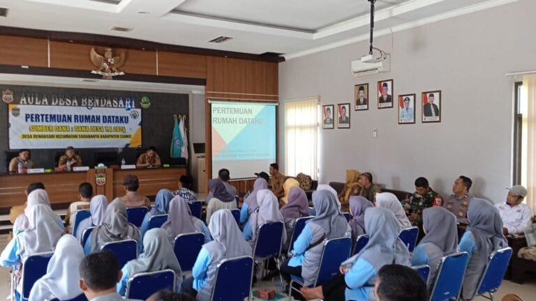 Soliditas TNI-Polri, Polsek dan Koramil Ciamis Cooling System ke Warga Bendasari Saat Sosialisasi BKKBN