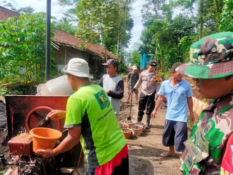 Humanis, Polsek Cikoneng Polres Ciamis Ikut Gotong Royong Peningjatan Jalan Pemuda Desa Gegempalan