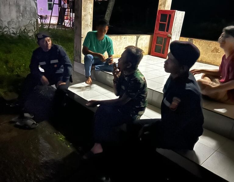 Perkuat Sinergitas, Sat Samapta Polres Ciamis Beri Binluh ke Warga Lembur Heleut Saat Ngeronda Malam
