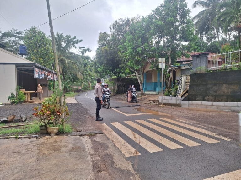 Pelayanan Masyarakat, Polsek Sukadana Polres Ciamis Bantu Anak Menyebrang di Area Sekolah