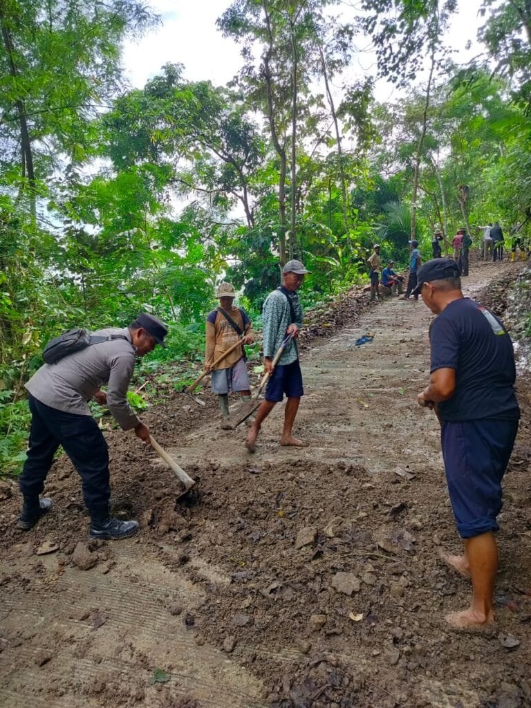 Bhabinkamtibmas Polsek Agrabinta Tangani Longsor di Kecamatan Leles