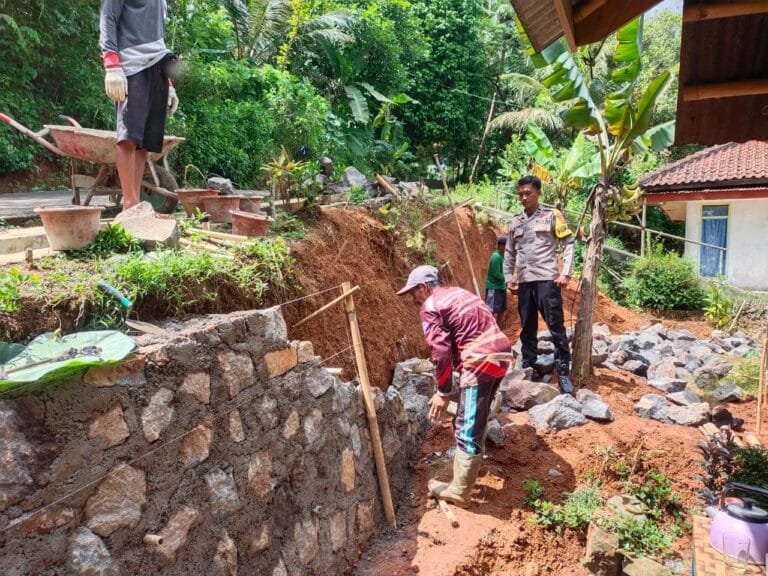 Cipta Kondisi, Polsek Cisaga Polres Ciamis Monitoring Pembangunan TPT di Dusun Sukajaya