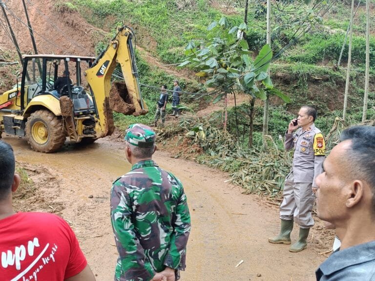 Polsek Banjarwangi Bersihkan Material Tanah Longsor