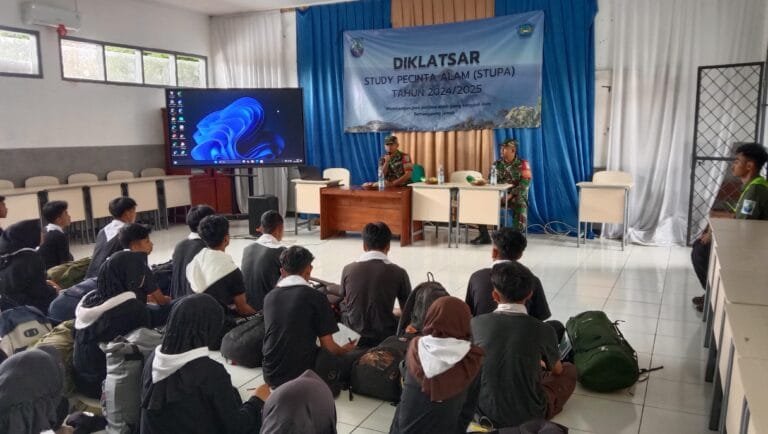 Tanamkan Rasa Cinta Tanah Air, Babinsa Koramil 1221/Taraju Kodim 0612/Tasikmalaya Berikan Materi Wasbang Kepada Siswa Pecinta Alam SMA Negeri 1 Taraju
