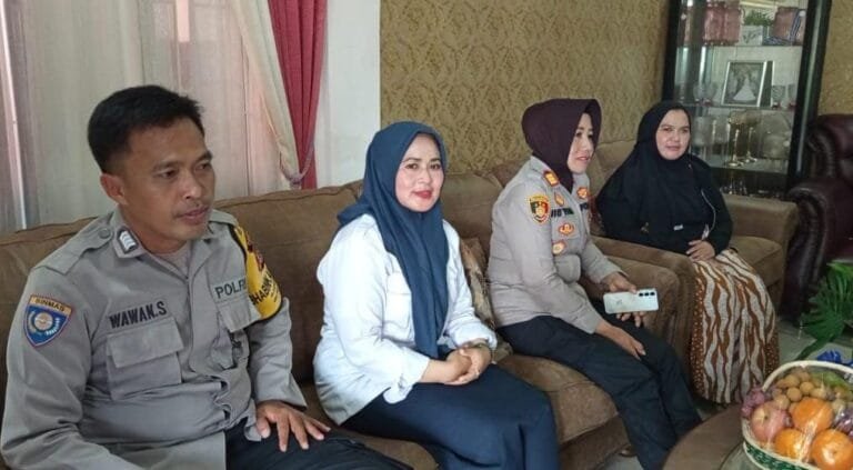 Polri Peduli, Kapolsek Kawali Kunjungi dan Berikan Tali Asih ke Anggota Bhayangkari Kawali