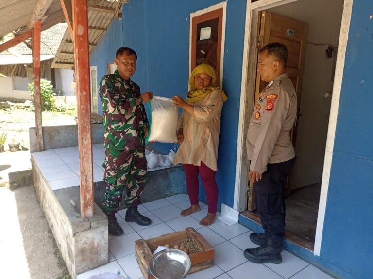 Pastikan Tepat Sasaran, Babinsa Koramil 1220/Cikalong Kodim 0612/Tasikmalaya Dampingi Penyaluran BPNT Di Wilayah Binaan
