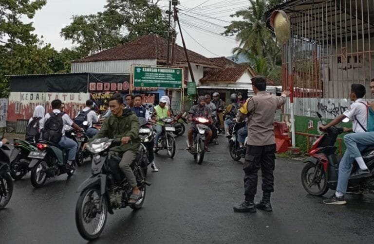 Pelayanan Masyarakat, Polsek Kawali Siagakan Personel di Jalur Padat Bantu Orang Menyebrang