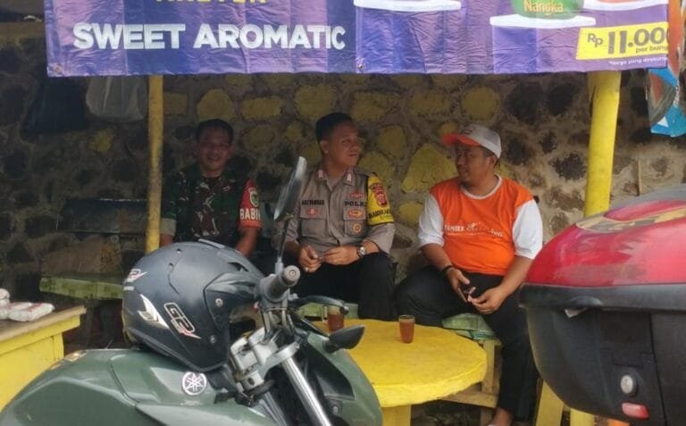 Cegah Gangguan Kamtibmas, Polsek Cijeungjing Polres Ciamis Patroli ke Warga Bojongmengger