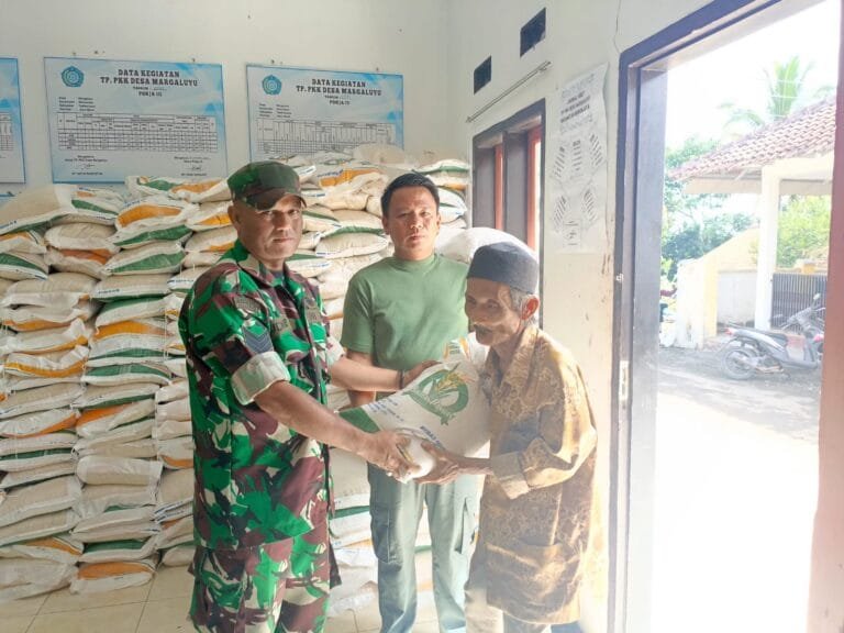 Babinsa Koramil 1208/Manonjaya Awasi Distribusi Bantuan Beras untuk Warga Desa Margaluyu