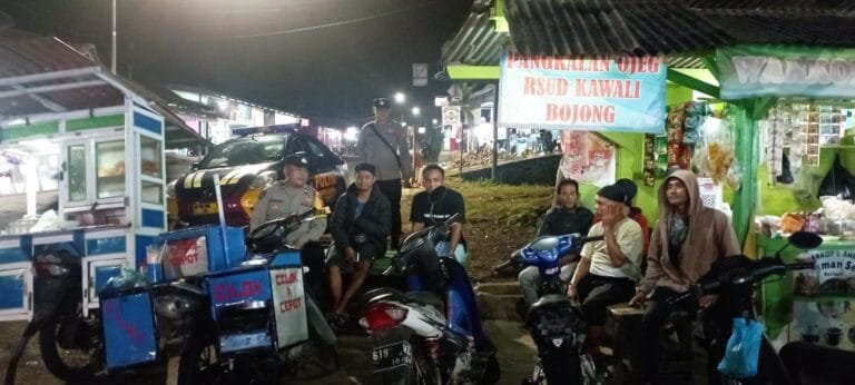 Ops Lilin 2024, Polsek Kawali Polres Ciamis Patroli Dialogis Malam Berikan Kenyamanan Nataru