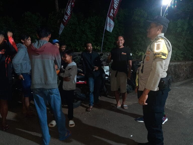 Humanis, Polsek Cipaku Polres Ciamis Patroli Dialogis ke Pemukiman Warga Saat Malam Hari