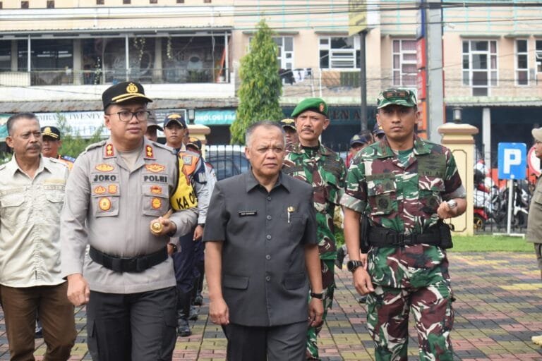 Jelang Nataru Kasdim 0612/Tasikmalaya Hadiri Apel Gelar Pasukan Operasi Lilin Lodaya Tahun 2024 Di polres Tasikmalaya Kota