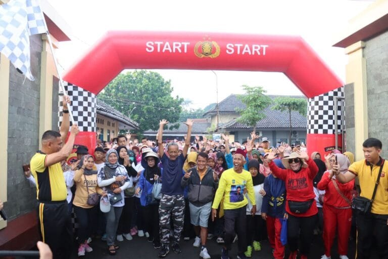 Kapolres Ciamis Lepas Ratusan Peserta Jalan Sehat Karnaval SCTV Tahun 2024 di Ciamis