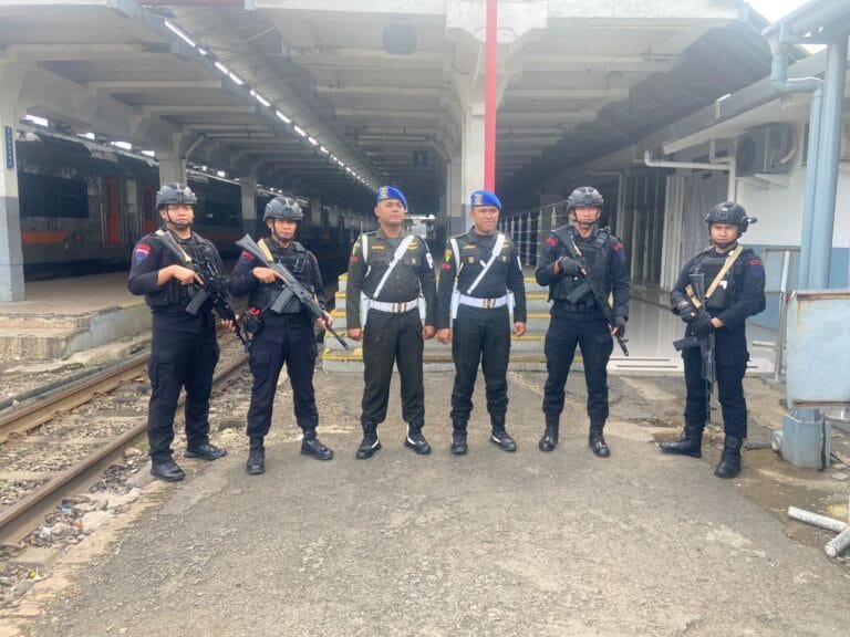 Jelang Perayaan Natal 2024 dan Tahun Baru 2025, Sat Brimob Polda Jabar Amankan Stasiun Kota Bandung dan Stasiun Kiaracondong