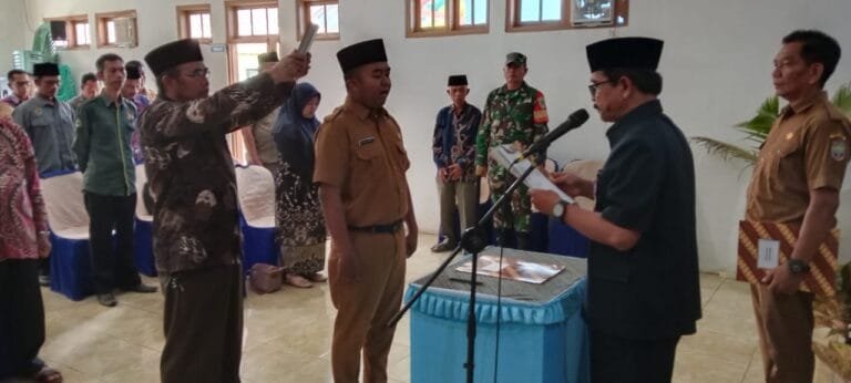 Polri Dukung Penuh Pelantikan Perangkat Desa Kiarapayung di Kecamatan Rancah