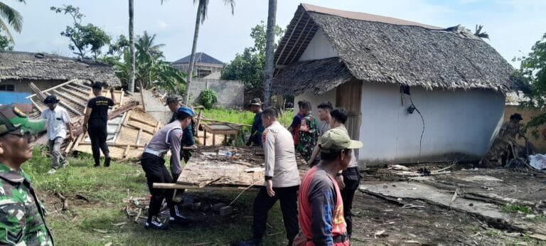 Polisi dan Kodim 0625 Pangandaran Lakukan Relokasi dan Pemulihan Lokasi Bencana Puting Beliung