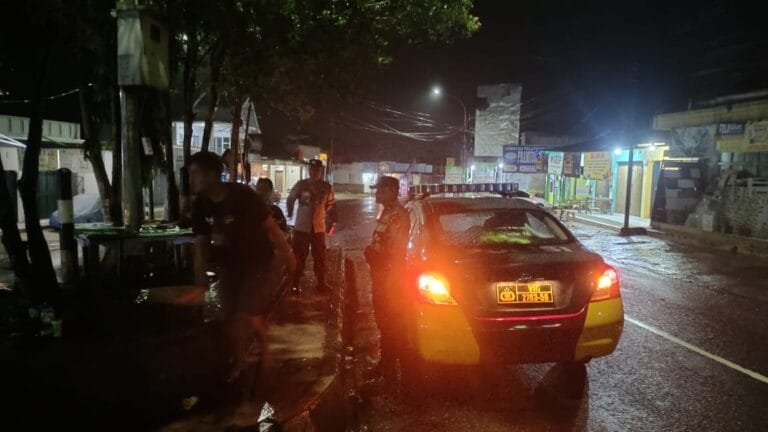 Berikan Rasa Aman, Personel Polsek Kawali Polres Ciamis Patroli Dialogis di Malam Hari