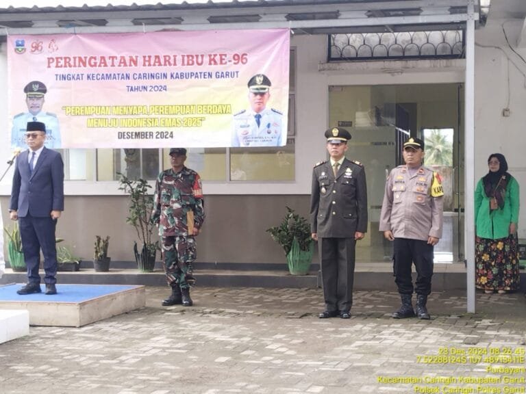 Dalam Rangka Memperingati Hari Ibu Ke-96. Polsek Caringin Bersama Camat Caringin Laksanakan Pengibaran Bendera Merah Putih.