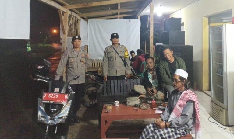 Berikan Rasa Aman, Personel Polsek Kawali Polres Ciamis Patroli Dialogis di Malam Hari