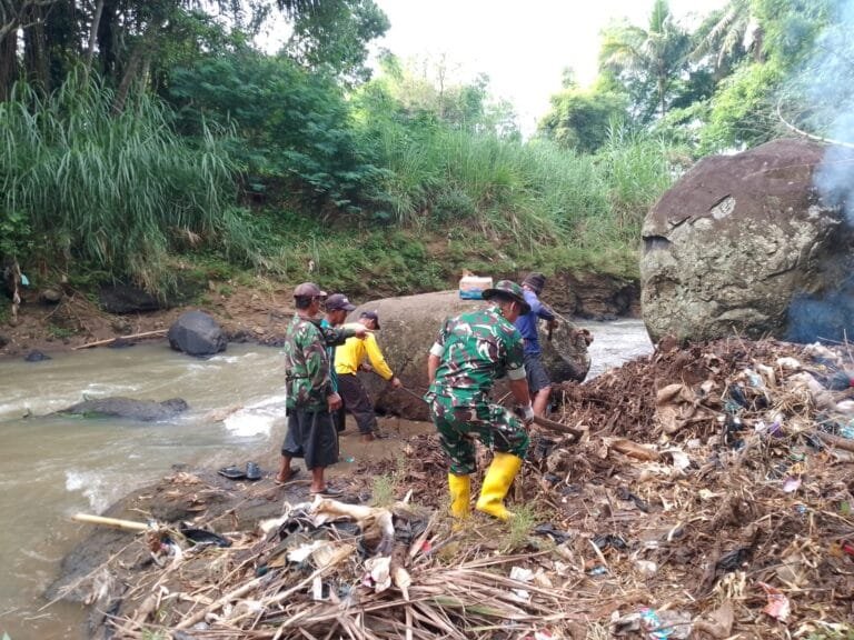Aksi Sigap Babinsa Desa Sukapancar Koramil 1206/Pagerageung Kerja Bakti Bersama Masyarakat Bersihkan Aliran Sungai