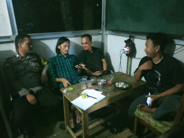 Humanis, Polsek Cipaku Polres Ciamis Patroli Dialogis ke Pemukiman Warga Saat Malam Hari