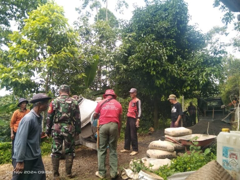 Babinsa Desa Bojong kapol ,Sigap Bersama Warga Gotong Royong Bangun Jalan Rabat Beton