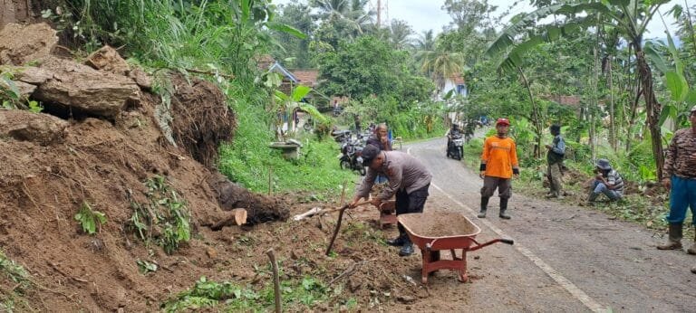 Polsek Cisaga Polres Ciamis Datangi TKP Tanah Longsor dan Pohon Tumbang Menimpa Pengendara Motor