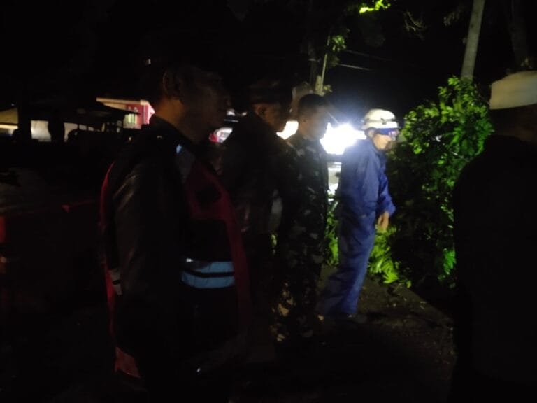 Sigap, Polsek Panjalu Datang dan Ikut Evakuasi Pohon Tumbang Menimpa 2 Kios di Panjalu