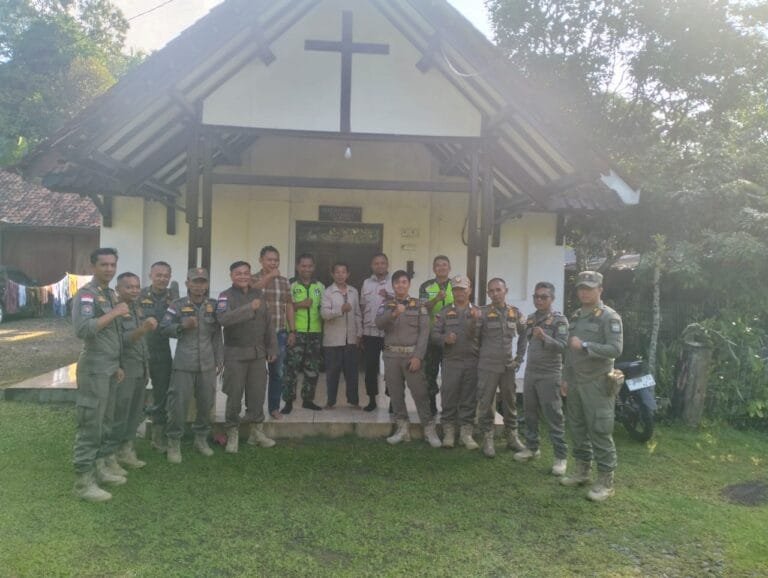 Berikan Rasa Aman, Polsek Cisaga Polres Ciamis Pam Ibadah Natal di Gereja Kristen Pasundan