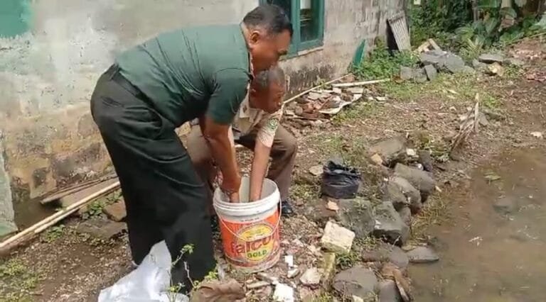 Pemberdayaan Ketahanan Pangan Dimulai dari Wilayah Kecil: Danramil 1208/Manonjaya Gelar Penebaran Bibit Ikan Nila Kekar