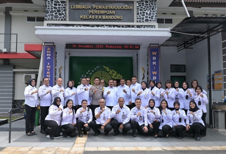 Kapolda Jabar Hadiri Upacara Pemberian Remisi Khusus Natal 2024, di Lapas Perempuan Bandung