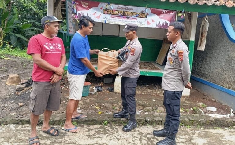 Polri Berikan Bantuan Peralatan Pos Kamling untuk Tingkatkan Keamanan Lingkungan