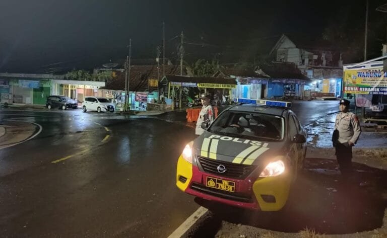 Personel Pos Terpadu Polres Ciamis Ops Lilin 2024 Pantau Lalu Lintas di Malam Hari Raya Natal
