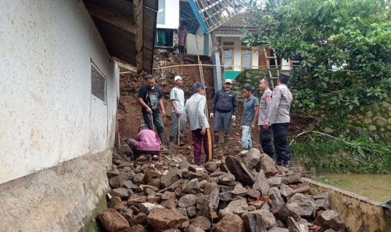 Polsek Singajaya Lakukan Mitigasi Bencana Alam Pasca Hujan Deras