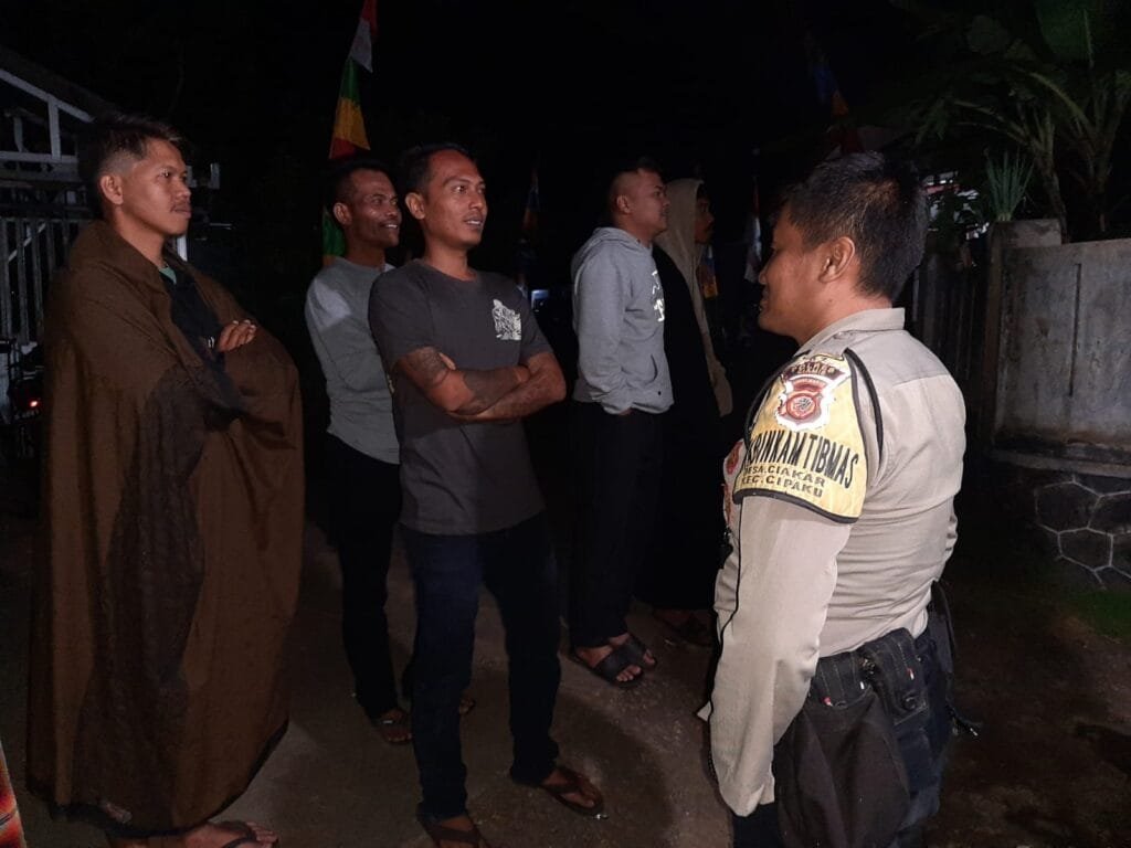 Humanis, Polsek Cipaku Polres Ciamis Patroli Dialogis ke Pemukiman Warga Saat Malam Hari