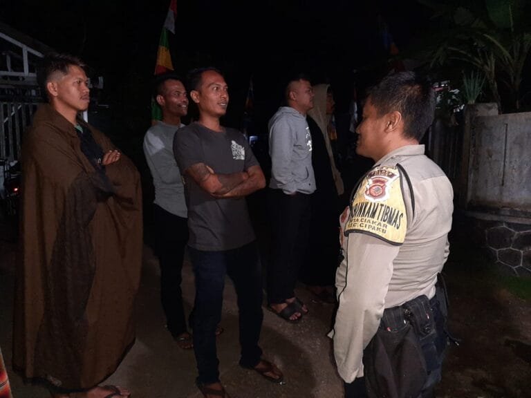 Humanis, Polsek Cipaku Polres Ciamis Patroli Dialogis ke Pemukiman Warga Saat Malam Hari