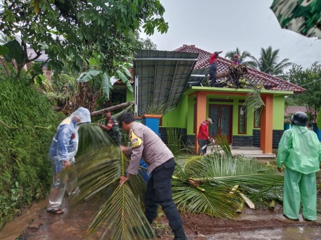 Personel Polsek Cikoneng Datangi TKP Atap Rumah Rusak Disapu Angin Kencang dan Hujan