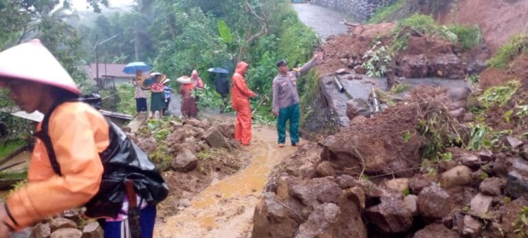 Personel Polsek Ciamis Datangi TKP Bencana Tanah Longsor dan Gotong Royong Bareng Warga